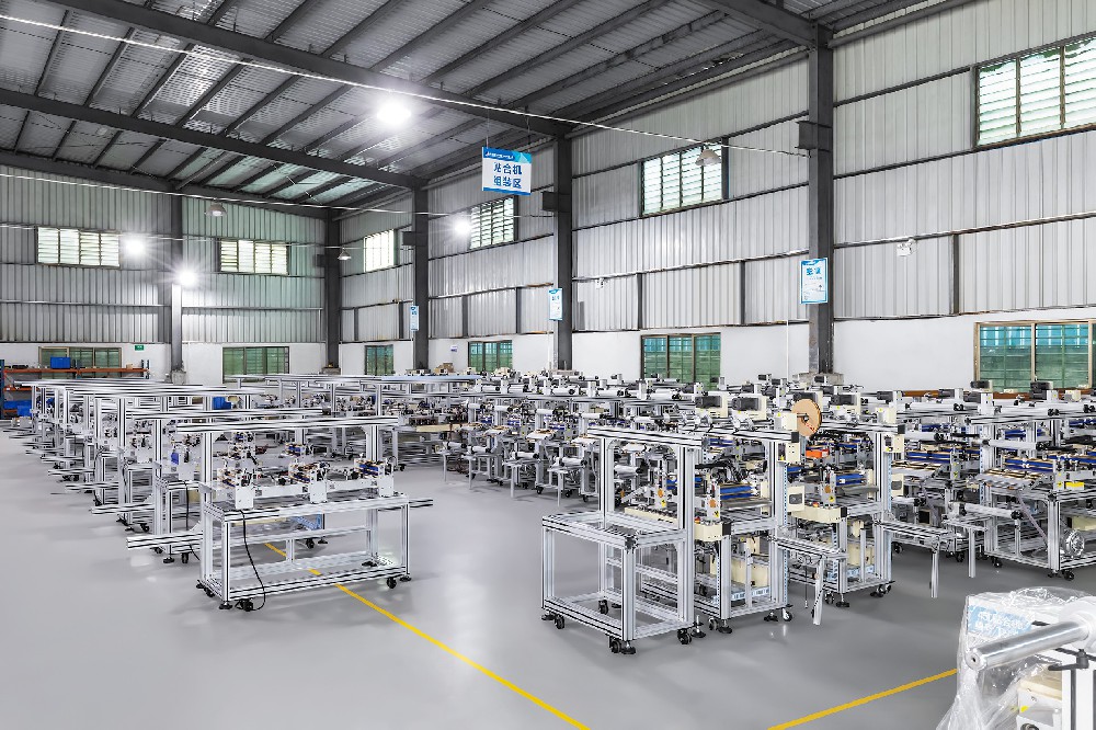 万象城手机网页版登录入口-贴合机车间